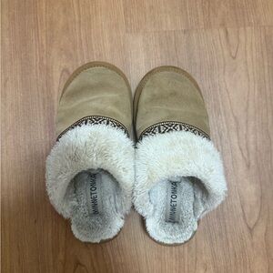 Minnetonka Cream Fuzzy Slippers